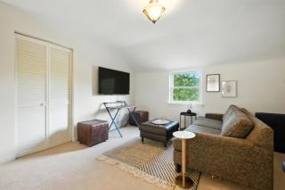 Group Stay Near DC 2BR w Yard on Arlington Blvd - 9