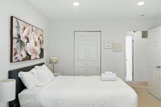 Group Stay Near DC 2BR w Yard on Arlington Blvd - 7