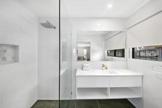 Mooloolaba Waterfront Living - Pool, BBQ - 2