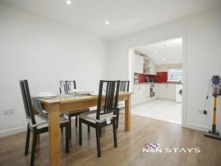 Pentre Place By N And N Stays, Contractor Friendly and offers great disc for monthly stays, Close to Millennium Stadium, Town Centre and Train Station, Parking and Fast Wifi - 3