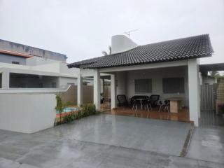 Casa com piscina 4 quartos 2 suítes condomínio frente mar - 0