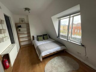 Bright studio close to Central London - 9