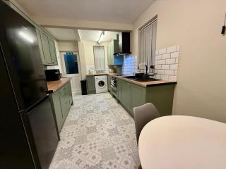 Sleeps up to 7 Perfect for Contractors Groups Stylish Home Free parking - 7