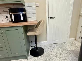 Sleeps up to 7 Perfect for Contractors Groups Stylish Home Free parking - 1