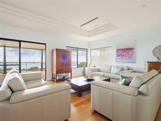 Ocean Views - Refined Hilltop Residence by the Sea - 9