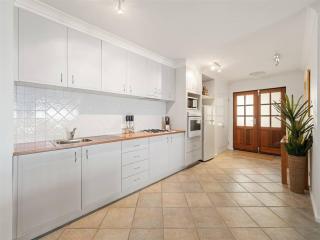 Ocean Views - Refined Hilltop Residence by the Sea - 2