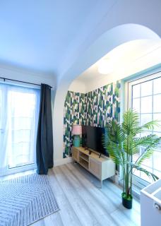 Bright & Airy 4x Bed House with Parking - 3