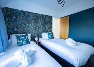 Bright & Airy 4x Bed House with Parking - 2