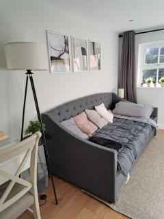 Willow Studio - a self-contained studio w parking - 9