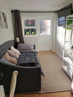 Willow Studio - a self-contained studio w parking - 5