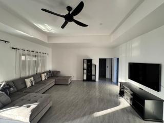 Runway Retreat by the Mountains - Avatiu - 4