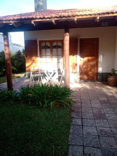 CASA con 3 habitaciones, 2 baños, cochera y patio a 100 metros del mar Durante ENERO y FEBRERO solo se alquila por un MÍNIMO de 7 días - 9