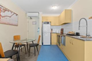 Retro Chippendale Stay - Pool & Gym Access - 6