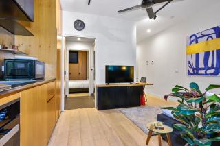 Quirky Retreat - A Charming 1BR in Trendy Collingwood - 3