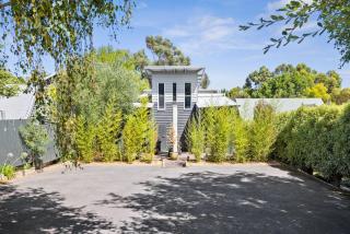 Romantic Lakefront Luxury - Spa Bath, Fireplace, King Bed - Daylesford - 4