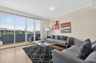 Serene 2-Bed Apartment by the Canal - 9