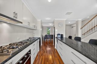 Serene 2-Bed Apartment by the Canal - 8