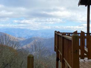 Rocky Top Mountain Getaway - 8