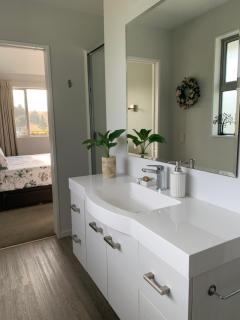 Suncrest Tasman Retreat - 2