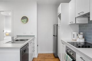 Beach & Brew-Modern 1-Bedroom in Trendy Merewether - 1