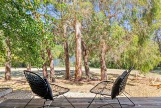 Romantic Lakefront Luxury - Spa Bath, Fireplace, King Bed - Daylesford - 9