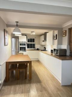 Holthart Town-House, Great for Groups, Families, Pets & Contractors - 3
