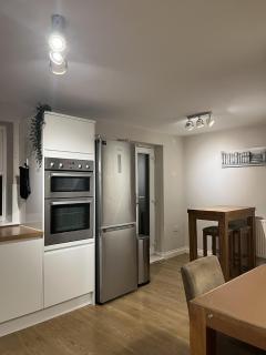 Holthart Town-House, Great for Groups, Families, Pets & Contractors - 1