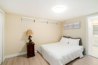 Modern Private 2 BR with 1 bath, 3 beds, West Van - 4