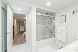 Modern Private 2 BR with 1 bath, 3 beds, West Van - 2