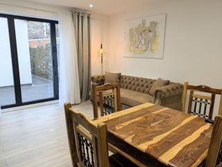 2 bedroom house with yard - 8