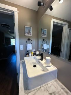 Cozy Small Room - Queen bed - Free Parking in Charlottetown - 8