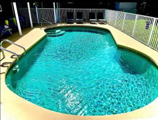 Seabreeze Escape, Oasis, Entire House, 3br,2bath Big Private Yard, HEATED Saltwater POOL, Near Shops, Restaurants, Bars, Casinos, Sleeps 8 - 9