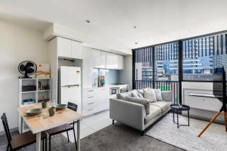 Carlton Skyline Spot with Chill Vibes - 8