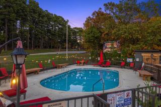 Stonegate Lodge 2 Queen Beds WIFI Roku TV Salt Water Pool Room #202 - 6