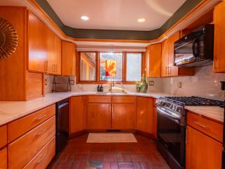 Country Stay 6 Min to Town with Deck & Jetted Tub - 7