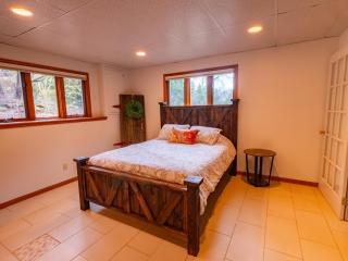 Country Stay 6 Min to Town with Deck & Jetted Tub - 5