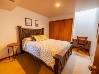 Country Stay 6 Min to Town with Deck & Jetted Tub - 4