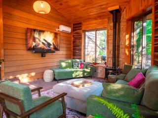 Country Stay 6 Min to Town with Deck & Jetted Tub - 6