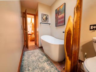 Country Stay 6 Min to Town with Deck & Jetted Tub - 3