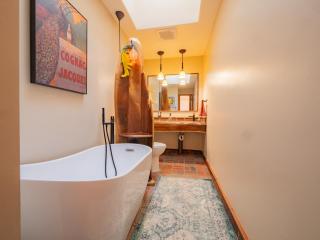 Country Stay 6 Min to Town with Deck & Jetted Tub - 2