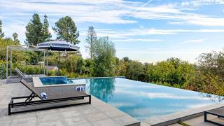 LA Hillside Retreat w Pool Views Fire Pit Outdoor Lounging Casa Bellagio by AvantStay - Los Angeles - 9