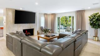 LA Hillside Retreat w Pool Views Fire Pit Outdoor Lounging Casa Bellagio by AvantStay - Los Angeles - 7