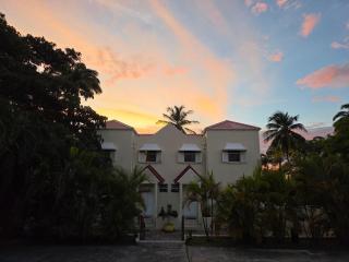 3 Bedroom Townhome walk to Restaurants Gated property AC - 0