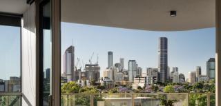 Luxe 2BR with Rooftop Pool and CBD View - 7