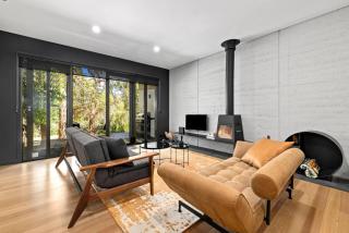 Romantic Lakefront Luxury - Spa Bath, Fireplace, King Bed - Daylesford - 0