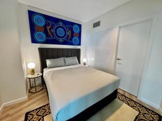 Brisbane City -61st Floor- Top Rated Apartment , 3 bdr, 2 bathrm, Heated Pool, Gym , Steam room, River, City and Sunset views, parking available and a FREE Netflix and welcome pack! - 1