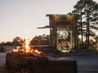 Stonegate Lodge King Bed, WIFI, 50in Roku TV, Salt Water Pool Room #308 - 7