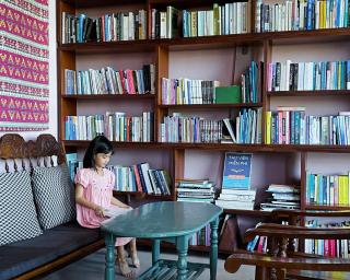 Here Library - A wooden home by the river with a library - 7