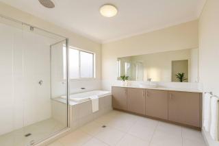 Fiona Court Hideaway | Quiet & Comfy 5BR house - 7