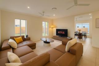 Fiona Court Hideaway | Quiet & Comfy 5BR house - Rochedale South - 0